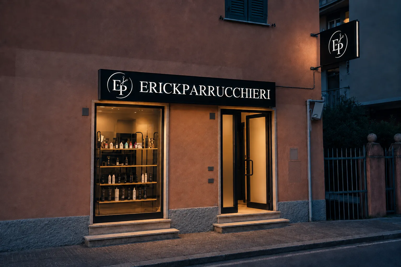 Facciata del salone ERICKPARRUCCHIERI, insegna illuminata all'ora blu